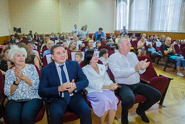 С рюкзаками за плечами и улыбками на лицах